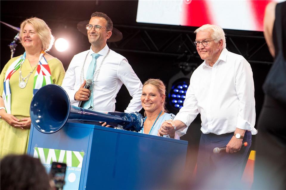 Bundespräsident Frank-Walter Steinmeier lässt zusammen mit anderen zur Eröffnung der Kieler Woche ein Nebelhorn ertönen.Daniel Bockwoldt/dpa