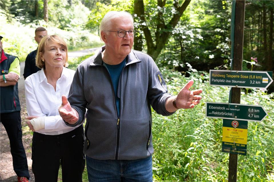 Bundespräsident Frank-Walter Steinmeier - neben seiner Frau Elke Büdenbender - wirbt für den 123. Deutschen Wandertag im Erzgebirge. Sebastian Kahnert/dpa
