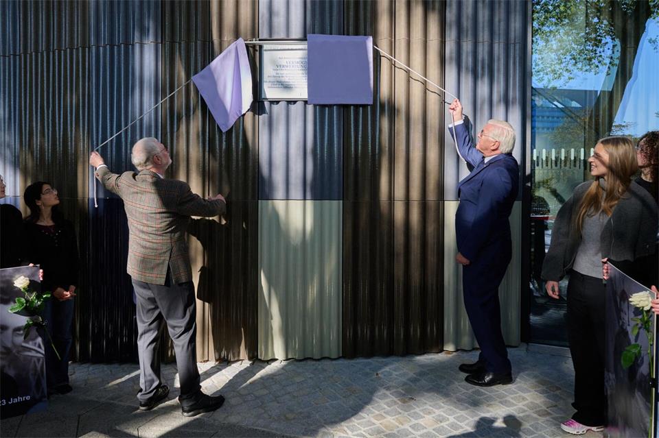 Bundespräsident Frank-Walter Steinmeier (r.) enthüllte eine Gedenktafel an seinem aktuellen Amtssitz am Spreebogen.Bernd von Jutrczenka/dpa