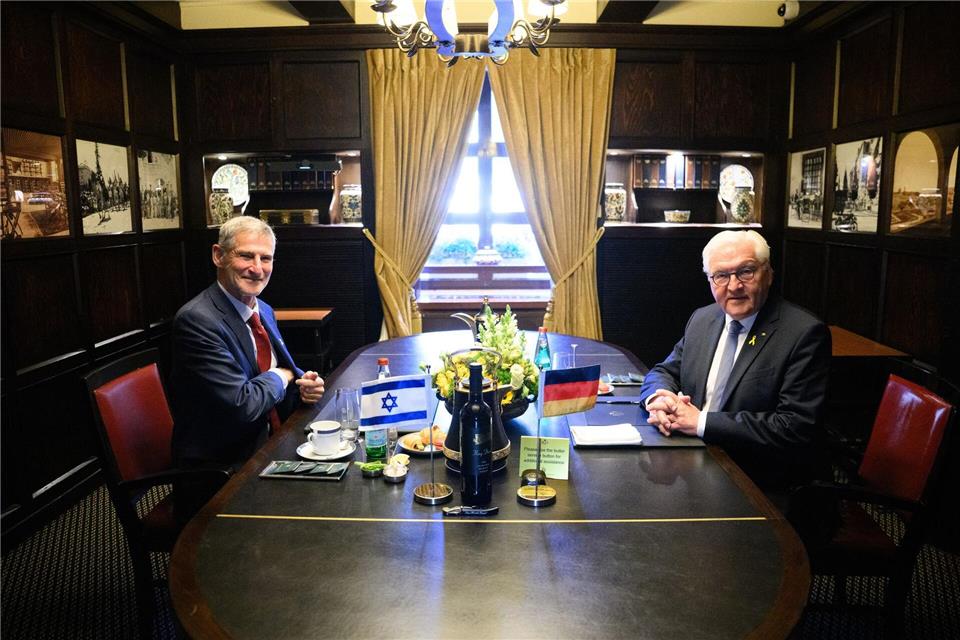 Bundespräsident Frank-Walter Steinmeier (r) und Jair Golan, Abgeordneter der Knesset, treffen sich zu einem Gespräch im Hotel King David.Bernd von Jutrczenka/dpa