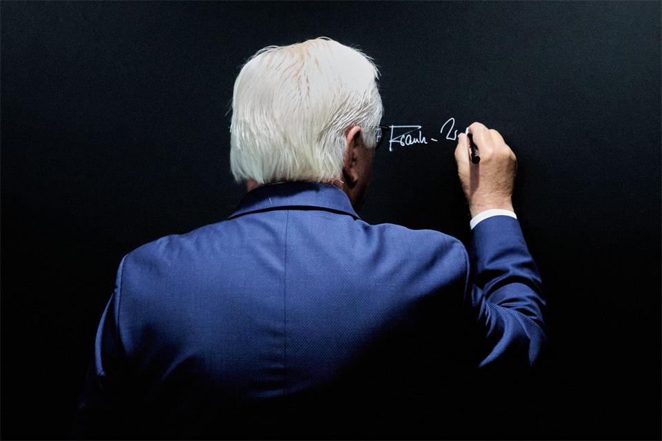 Bundespräsident Frank-Walter Steinmeier schreibt bei einem Besuch des Unternehmens The Exploration Company in Bordeaux seinen Namen an eine Tafel.Bernd von Jutrczenka/dpa