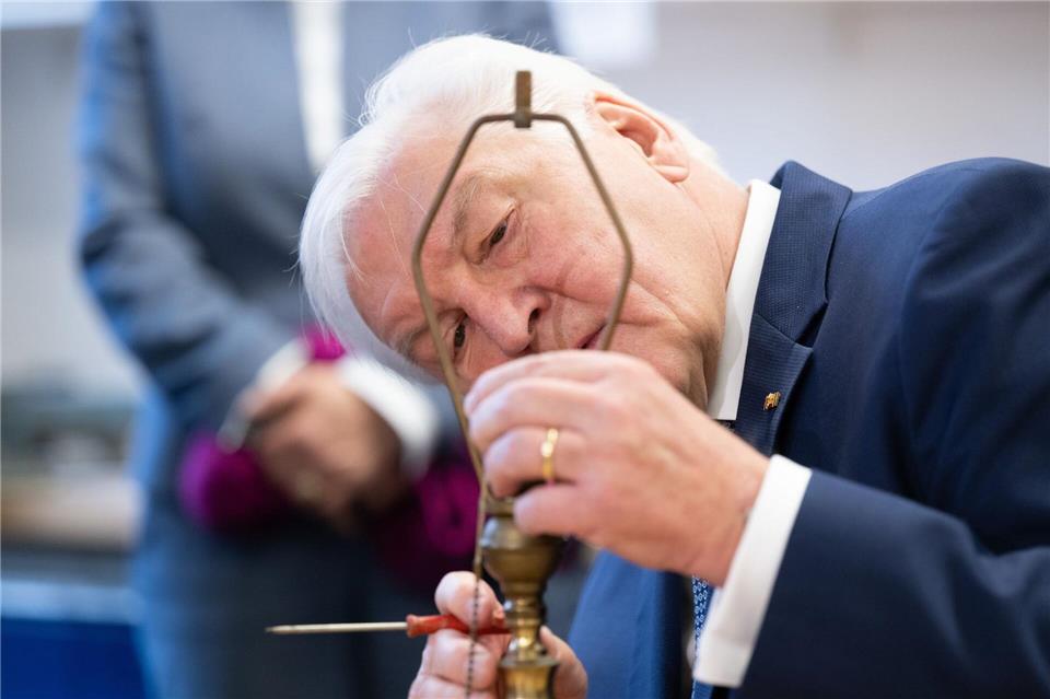 Bundespräsident Frank-Walter Steinmeier sich bei einem Besuch in Hoyerswerda auch in einer Reparaturwerkstatt umgesehen. Sebastian Kahnert/dpa