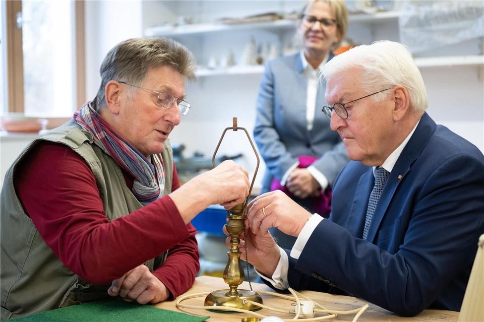 Bundespräsident Frank-Walter Steinmeier sich bei einem Besuch in Hoyerswerda auch in einer Reparaturwerkstatt umgesehen. Sebastian Kahnert/dpa