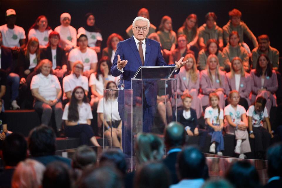 Bundespräsident Frank-Walter Steinmeier spricht bei der Verleihung des Deutschen Schulpreises 2025. Bernd von Jutrczenka/dpa