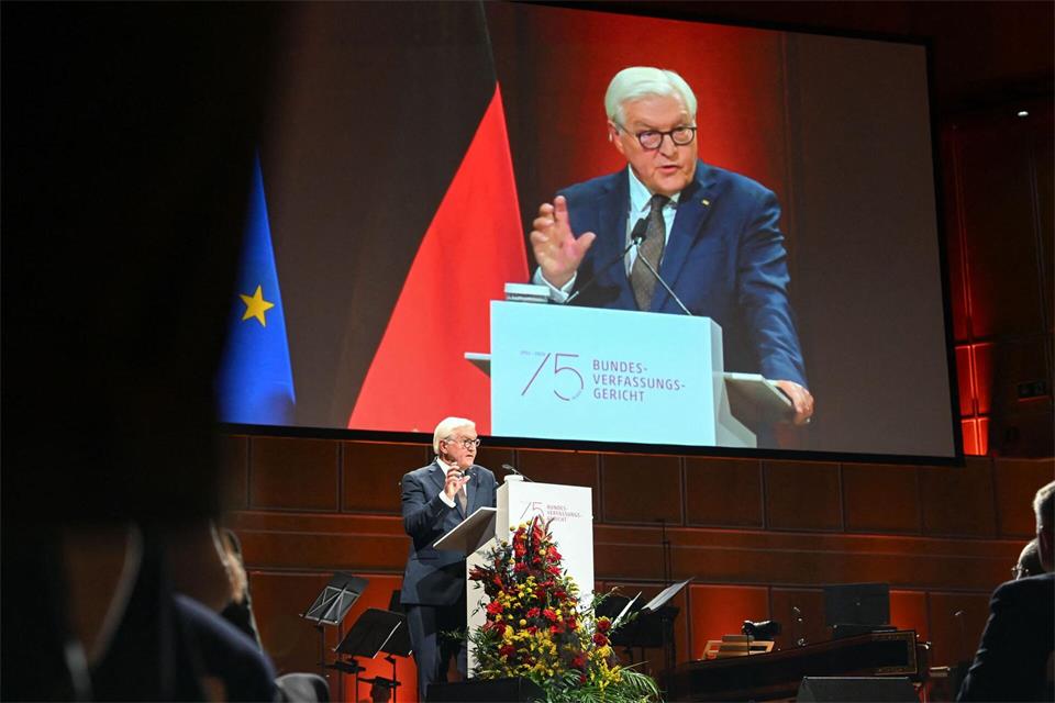Bundespräsident Frank-Walter Steinmeier spricht beim Festakt zum 75. Geburtstag des Bundesverfassungsgerichts.Uli Deck/dpa