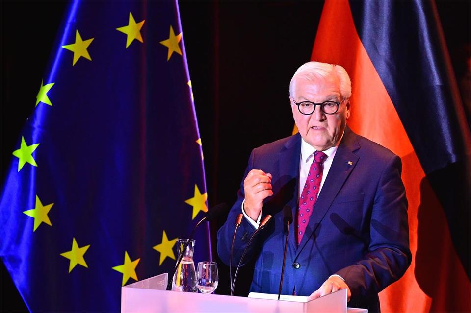 Bundespräsident Frank-Walter Steinmeier spricht beim Festakt zum Tag der Deutschen EinheitSina Schuldt/dpa-Pool/dpa