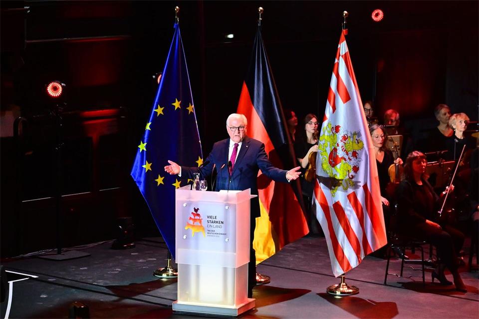 Bundespräsident Frank-Walter Steinmeier spricht beim Festakt zum Tag der Deutschen EinheitSina Schuldt/dpa-Pool/dpa