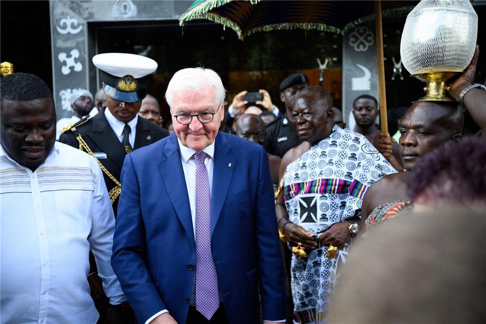 Bundespräsident Frank-Walter Steinmeier stellt sich in Ghana ausdrücklich hinter Außenminister Johann Wadephul (CDU).Bernd von Jutrczenka/dpa