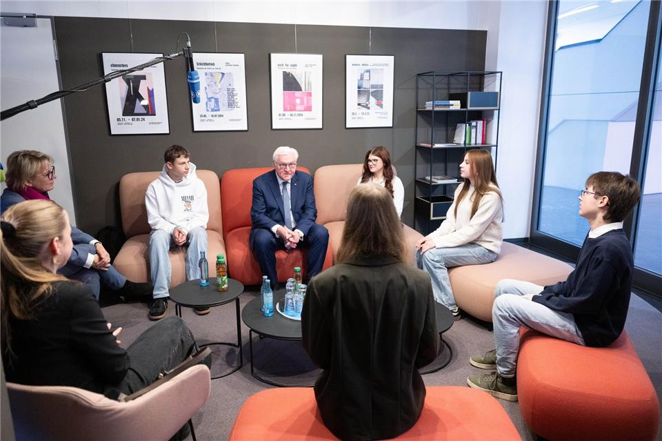 Bundespräsident Frank-Walter Steinmeier traf bei seinem Besuch in Hoyerswerda auch mit dem Jugendstadtrat der Kommune zusammen.Sebastian Kahnert/dpa