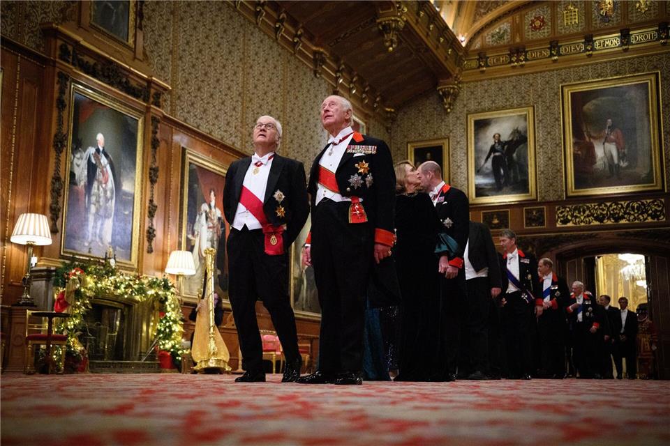 Bundespräsident Frank-Walter Steinmeier und König Charles III. gehen mit anderen Gästen zu einem Abendessen zu Ehren des Bundespräsidenten und seiner Frau in der St. George’s Hall von Schloss Windsor.Bernd von Jutrczenka/dpa