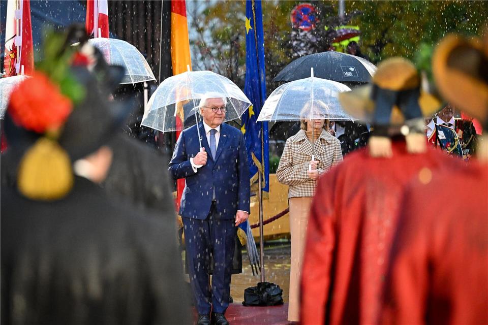 Bundespräsident Frank-Walter Steinmeier und seine Ehefrau Elke Büdenbender nehmen im strömenden Regen am landesüblichen Empfang durch die Tiroler Schützenkompanie teil.Soeren Stache/dpa
