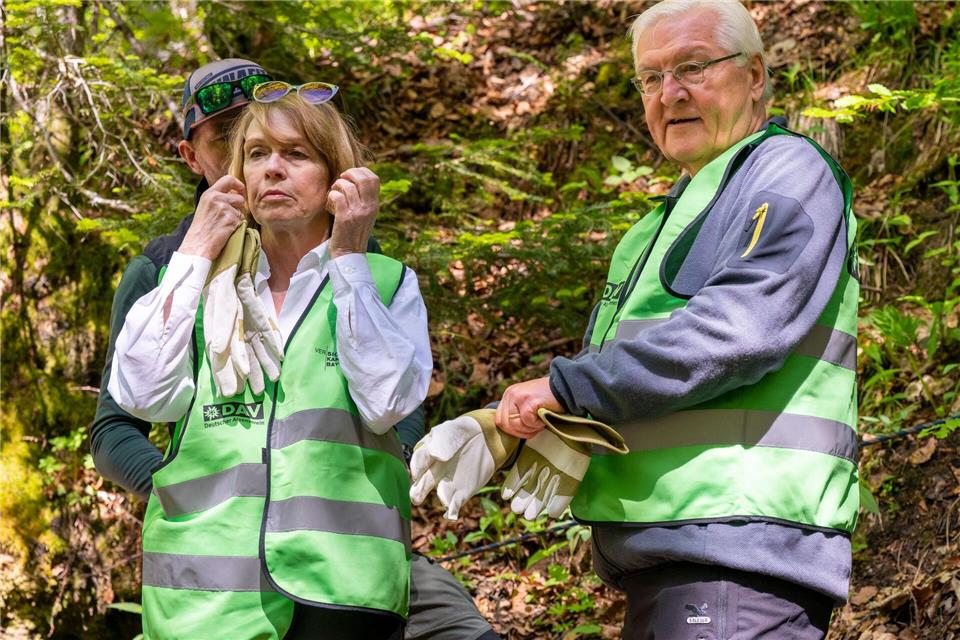 Bundespräsident Frank-Walter Steinmeier und seine Frau Elke Büdenbender haben die Freiwilligenjacken des DAV angelegt, um mitzuhelfen. Peter Kneffel/dpa