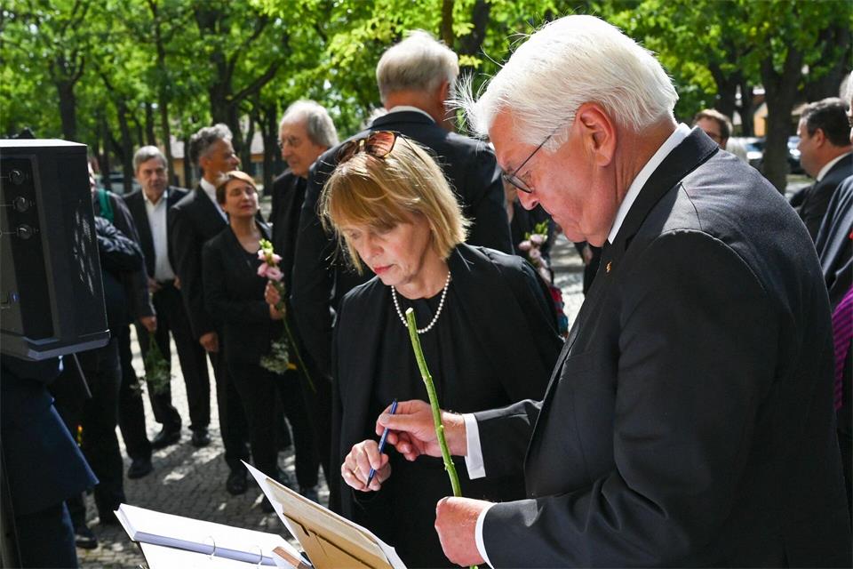 Bundespräsident Frank-Walter Steinmeier und seine Frau Elke Büdenbender verabschiedeten sich bei einer Trauerfeier in Potsdam von dem früheren Regierungssprecher Uwe-Karsten Heye. Jens Kalaene/dpa