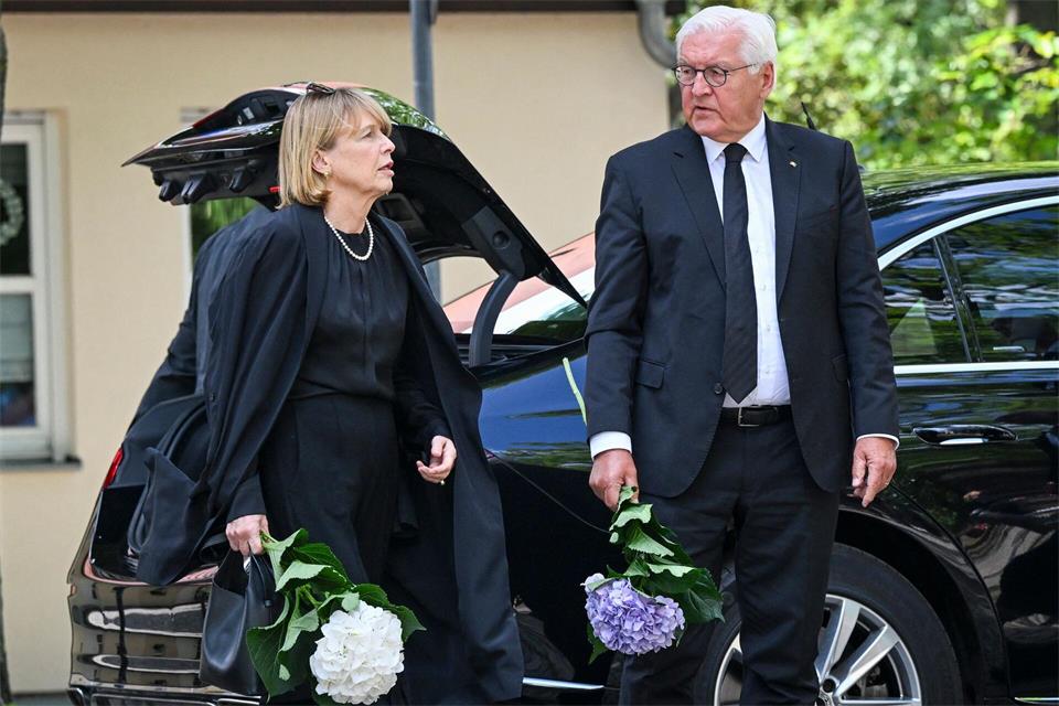 Bundespräsident Frank-Walter Steinmeier und seine Frau Elke Büdenbender legten Blumen als Zeichen der Verbundenheit nieder. Jens Kalaene/dpa