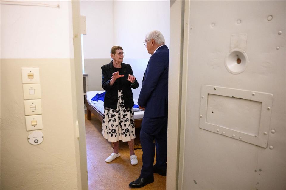 Bundespräsident Frank-Walter Steinmeier unterhält sich in der Gedenkstätte Berlin-Hohenschönhausen mit der dort früher inhaftierten Zeitzeugin Renate Werwigk-Schneider. Bernd von Jutrczenka/dpa