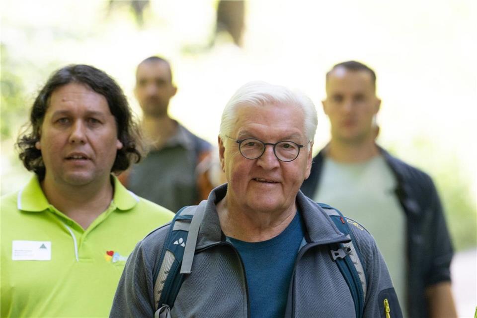 Bundespräsident Frank-Walter Steinmeier (vorne) auf Schusters Rappen im Westerzgebirge unterwegs. Sebastian Kahnert/dpa