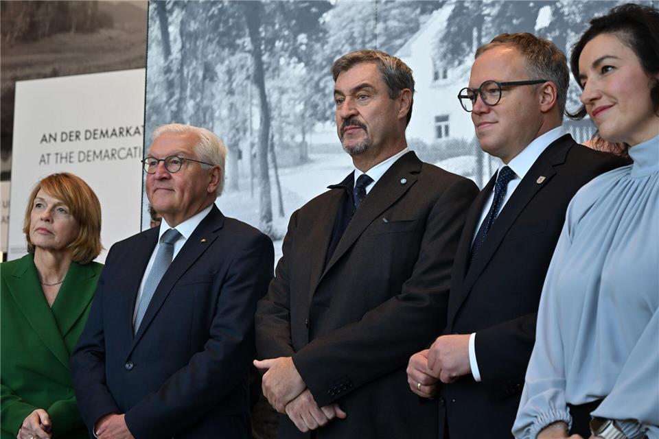 Bundespräsident Steinmeier (2. von links) und andere Politikerinnen und Politiker besichtigen das erweiterte Museum Mödlareuth.Martin Schutt/dpa