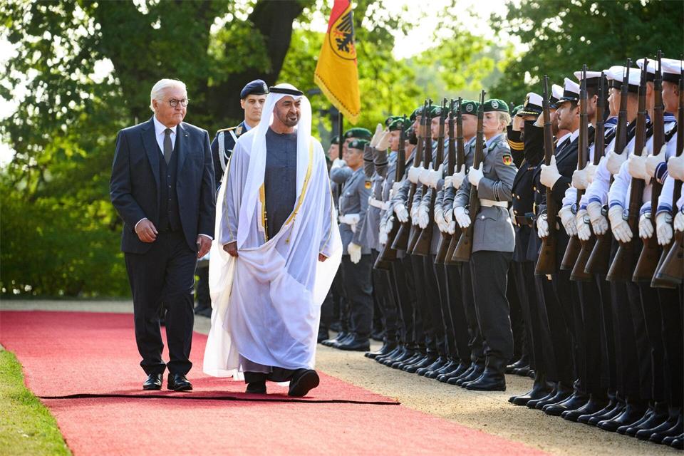 Bundespräsident Steinmeier begrüßt seinen Gast vom Golf mit militärischen EhrenBernd von Jutrczenka/dpa