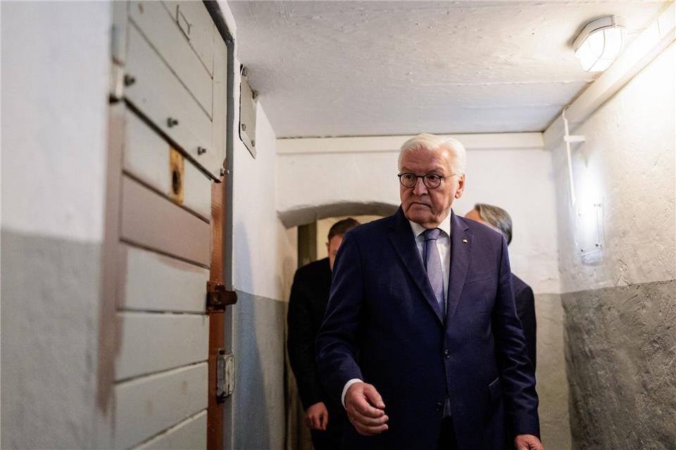 Bundespräsident Steinmeier beim Besuch der Gedenkstätte Jugendwerkhof Torgau.Jens Schluter/AFP POOL/dpa