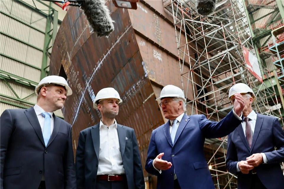 Bundespräsident Steinmeier besuchte die große Werfthalle in Stralsund, in der das Unternehmen Fassmer gerade an einem Block für das künftige Fischereiforschungsschiff „Walther Herwig“ baut. Jens Büttner/dpa