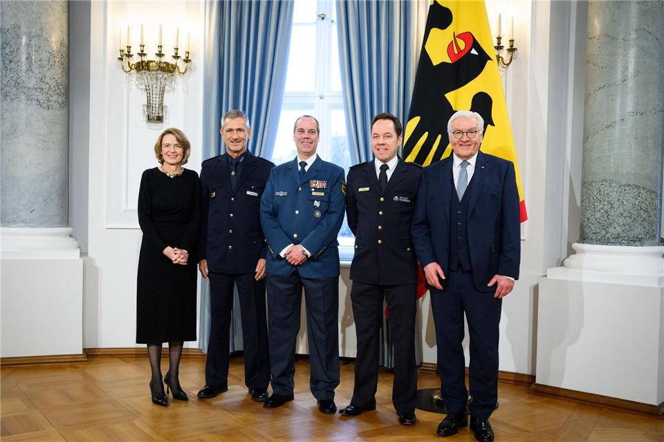 Bundespräsident Steinmeier ehrt beim Neujahrsempfang Berliner Einsatzleiter von Polizei, Feuerwehr und THW, die beim Strom-Blackout Verantwortung hatten Bernd von Jutrczenka/dpa