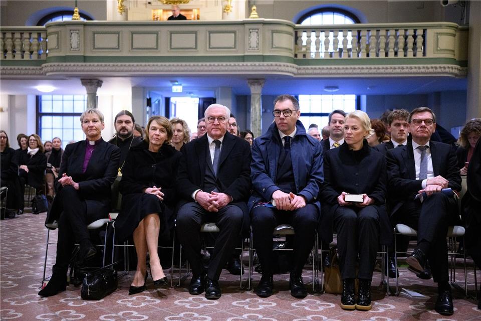 Bundespräsident Steinmeier gedachte bei einem Friedensgebet der vielen Opfer in der Ukraine. Bernd von Jutrczenka/dpa