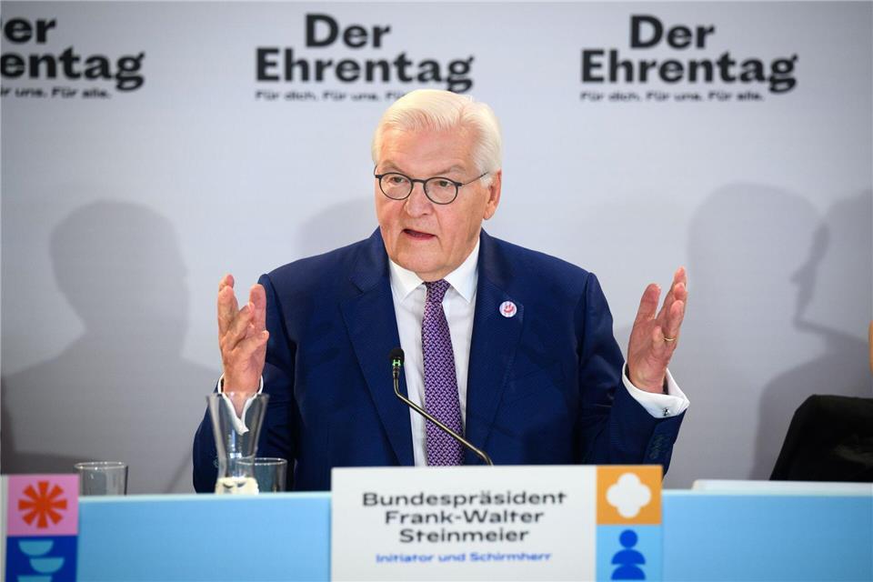 Bundespräsident Steinmeier kommt im Rahmen seiner Grundgesetz-Mitmachaktion „Ehrentag“ nach DorstenBernd von Jutrczenka/dpa