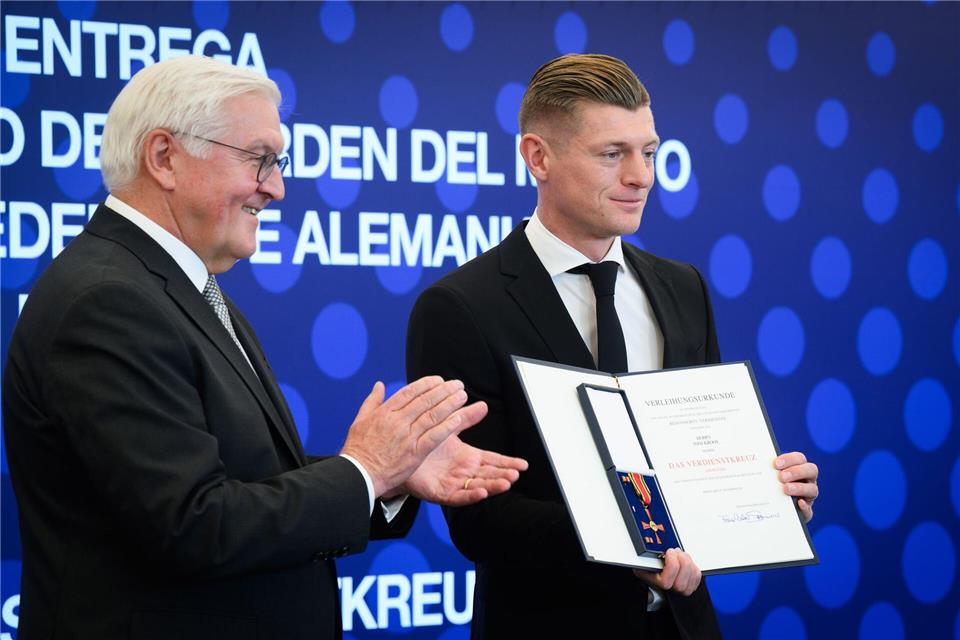 Bundespräsident Steinmeier (l) nennt ihn eine lebende Legende und zeichnet ihn aus: Ex-Nationalspieler Kroos (r).Bernd von Jutrczenka/dpa