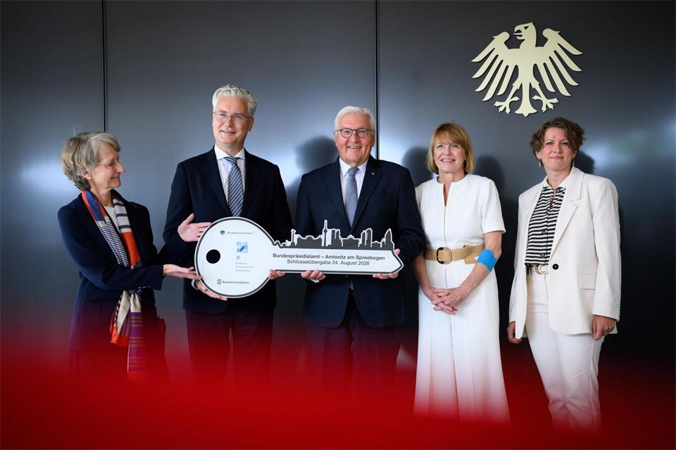 Bundespräsident Steinmeier lobt sein Ausweichquartier als schönes Haus.Bernd von Jutrczenka/dpa