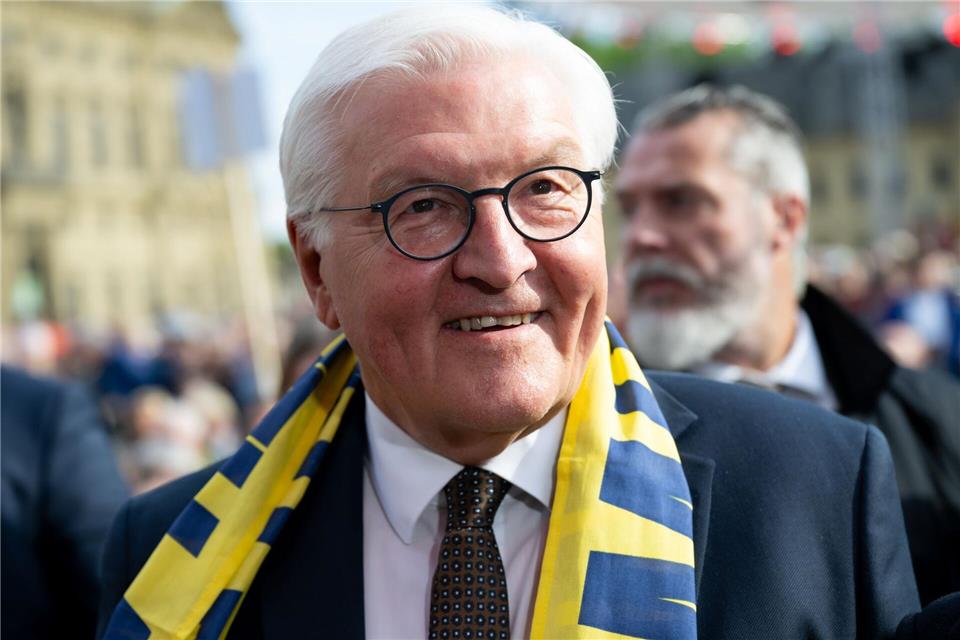 Bundespräsident Steinmeier trägt den offiziellen Katholikentags-Schal.Sven Hoppe/dpa