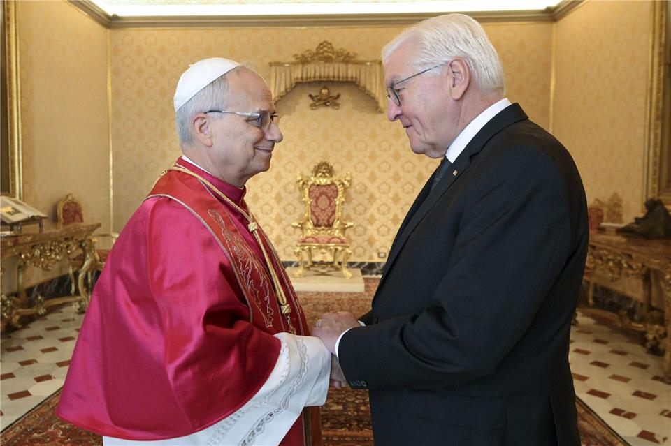 Bundespräsident Steinmeier trifft dem Papst bei Privataudienz. Vatican Media/IPA via ZUMA Press/dpa
