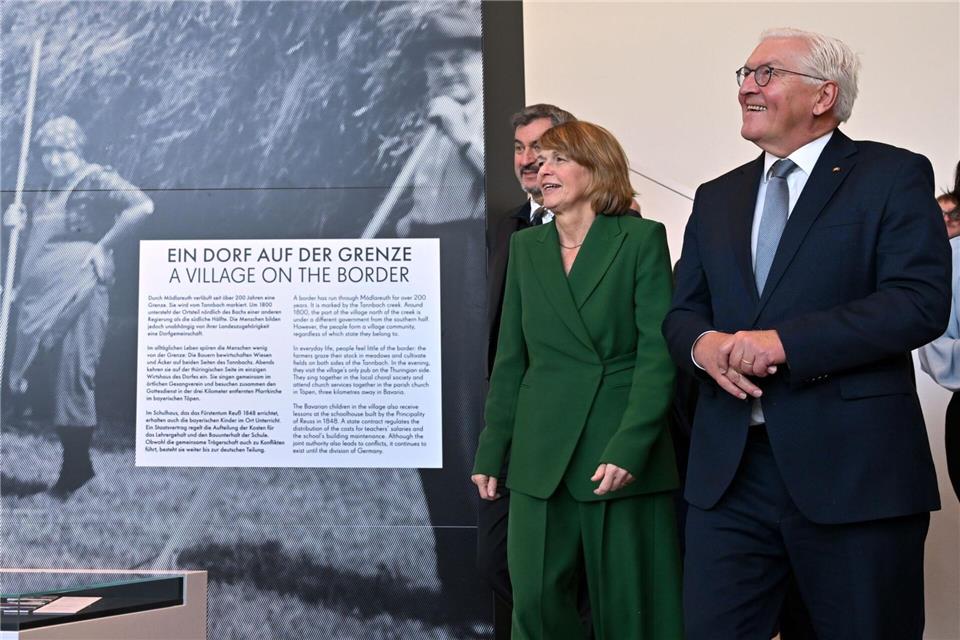Bundespräsident Steinmeier und seine Frau besichtigen den Neubau des Deutsch-Deutschen Museums in Mödlareuth.Martin Schutt/dpa