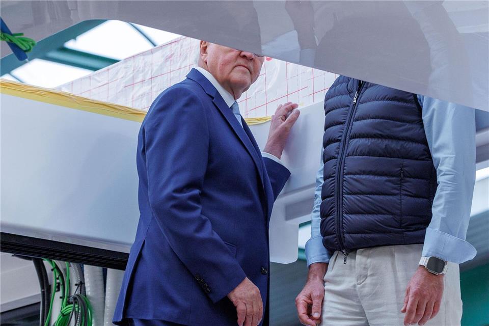 Bundespräsident ist an Bord eines noch im Bau befindlichen Großkatamarans des Unternehmens Pioneer Yachts in Stralsund.  Jens Büttner/dpa