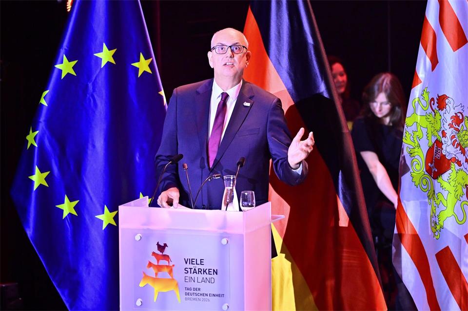 Bundesratspräsident Andreas Bovenschulte (SPD) fordert alle auf, sich für die Demokratie einzusetzen.Sina Schuldt/dpa-Pool/dpa