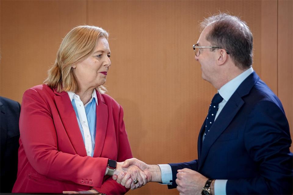 Bundessozialministerin Bärbel Bas (SPD) und Innenminister Alexander Dobrindt (CSU) - hier im Bundeskabinett - haben sich auf einen Aktionsplan gegen Sozialmissbrauch verständigt. (Archivfoto)Kay Nietfeld/dpa