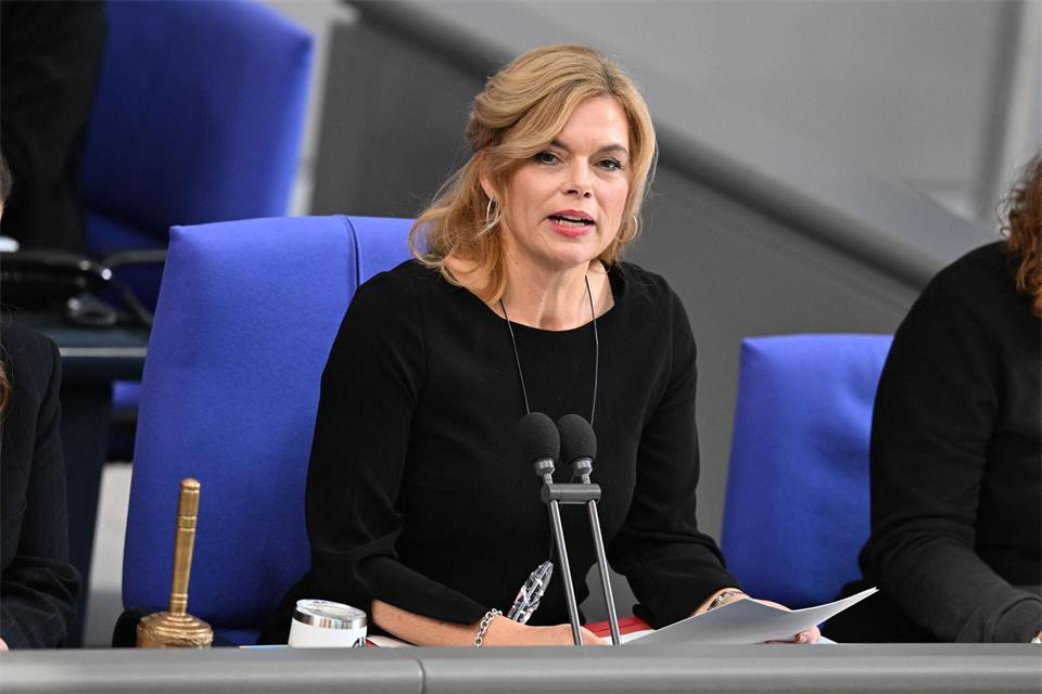 Bundestagspräsidentin Julia Klöckner (CDU) bezeichnete es als unangebracht, neben dem Amt als Parlamentspräsident am Parteiamt des Generalsekretärs festzuhalten.Michael Brandt/dpa