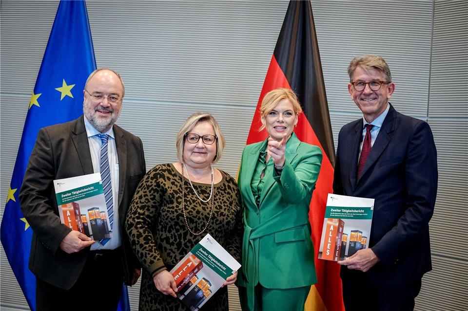 Bundestagspräsidentin Julia Klöckner (CDU) nahm den Bericht in Empfang. Kay Nietfeld/dpa