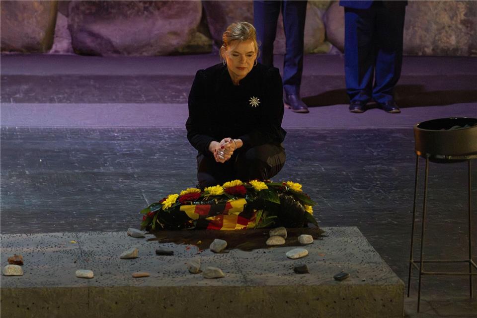 Bundestagspräsidentin Julia Klöckner gedenkt in Yad Vashem der Millionen Opfer des Holocaust.Oren Ziv/dpa