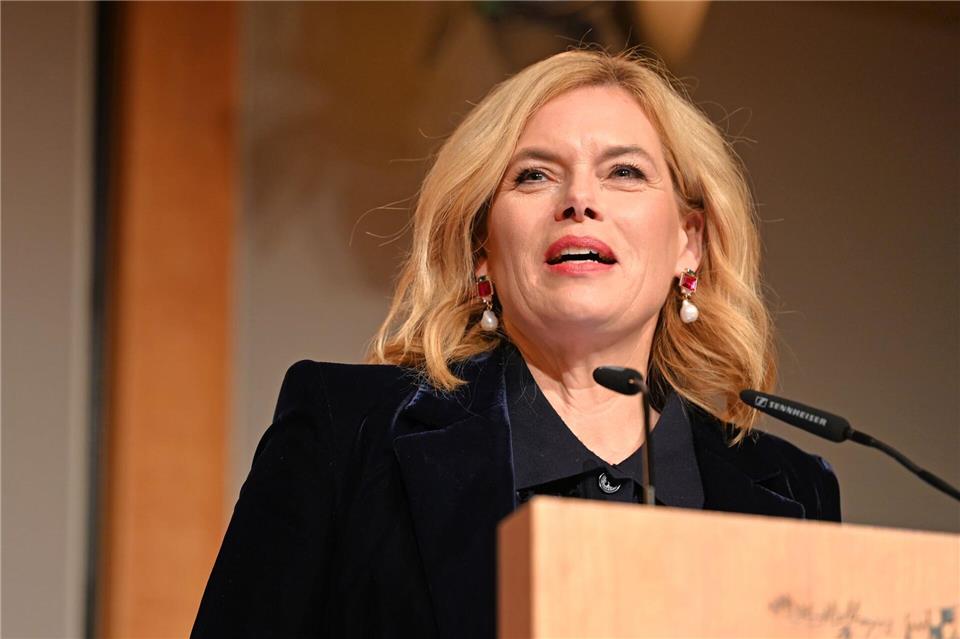 Bundestagspräsidentin Julia Klöckner hielt in Berlin eine Laudatio auf die Streetworkerin Sabine Constabel, die sich gegen Prostitution engagiert.Elisa Schu/dpa