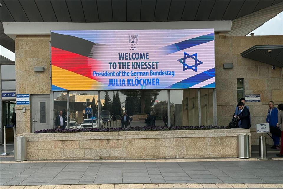Bundestagspräsidentin Julia Klöckner wird schon am Eingang der Knesset in großen Buchstaben begrüßt.Ulrich Steinkohl/dpa