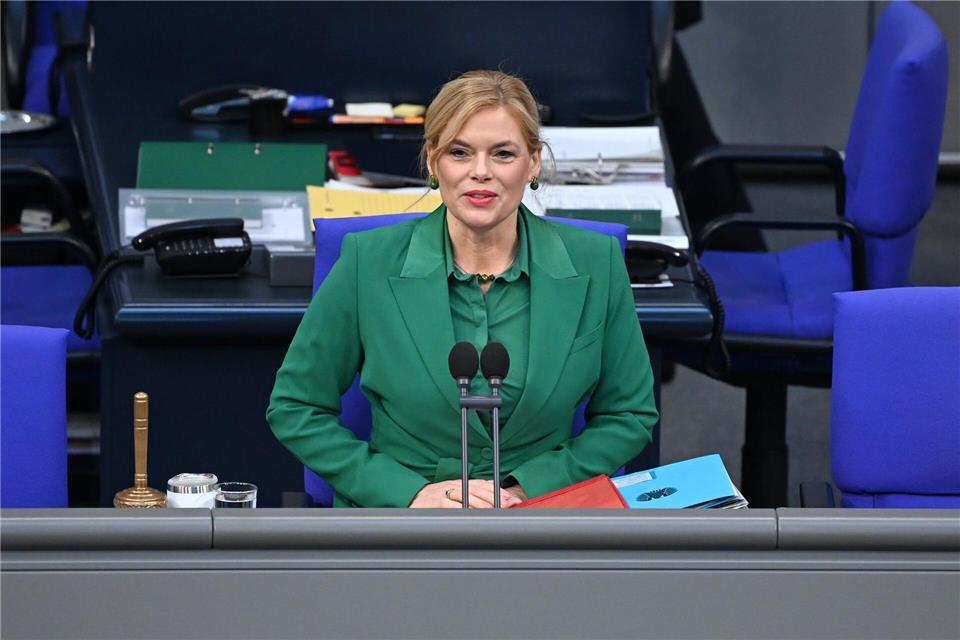 Bundestagspräsidentin Klöckner backt in einem Weihnachtsvideo Kuppelkekse. (Archivbild)Elisa Schu/dpa