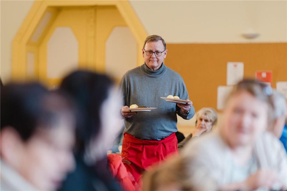 Bundestagsvizepräsident Bodo Ramelow (Linke) betätigt sich am letzten Öffnungstag der Saison 2025/26 im „Restaurant des Herzens“ als Kellner und serviert Bedürftigen Sauerbraten und Klöße.Michael Reichel/dpa
