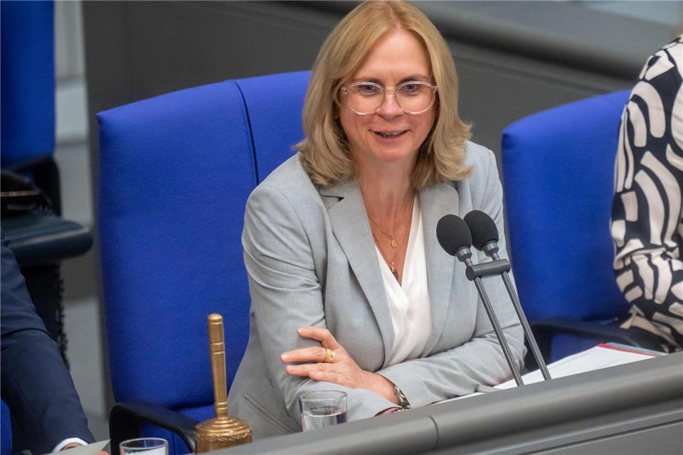 Bundestagsvizepräsidentin Andrea Lindholz kann sich ein Wahlrecht ab 16 Jahren vorstellen. (Archivbild)Michael Kappeler/dpa