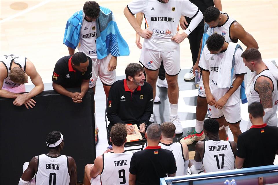 Bundestrainer Alex Mumbru ist zurück - und Deutschlands Basketballer siegen auch für ihn.Matthias Stickel/dpa