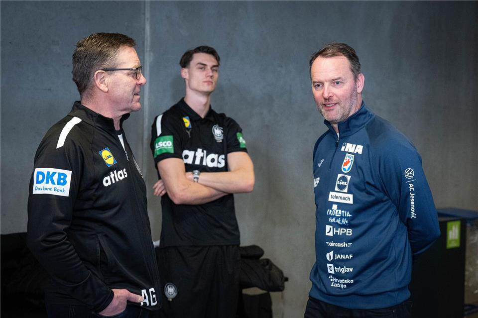 Bundestrainer Alfred Gislason (l) und Kroatiens Auswahl-Coach Dagur Sigurdsson (r) kennen sich schon seit vielen Jahren gut. Sina Schuldt/dpa
