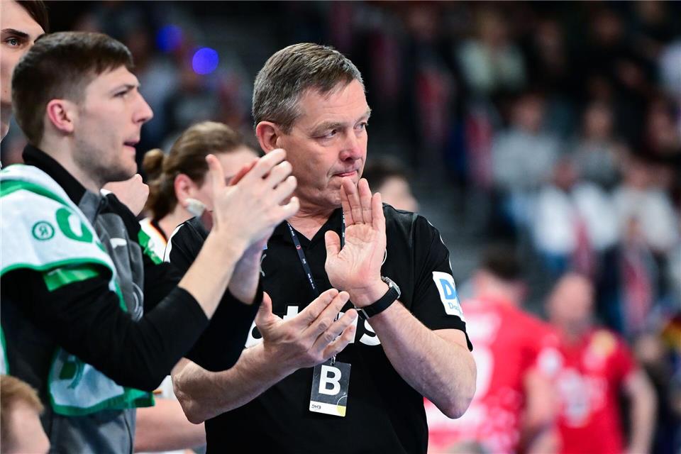 Bundestrainer Alfred Gislason (r) erwartet eine schwierige EM-Endrunde.Sina Schuldt/dpa