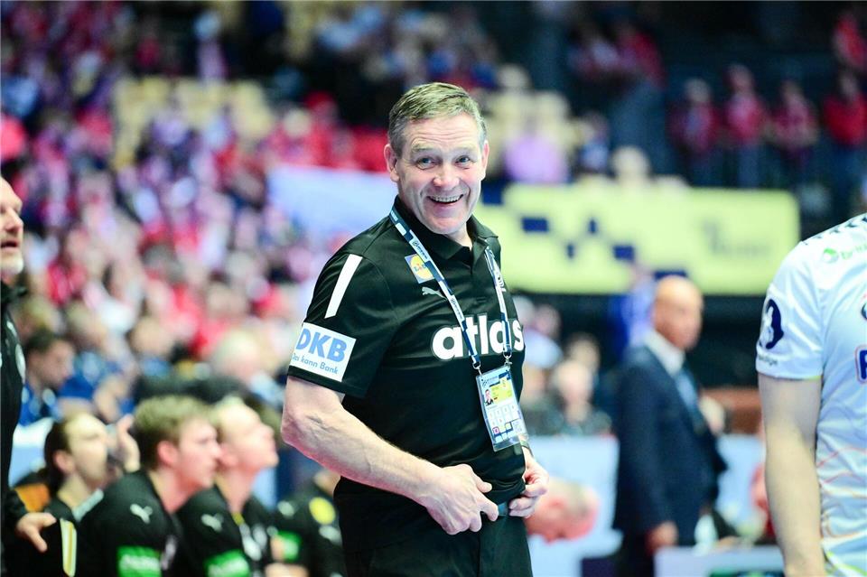 Bundestrainer Alfred Gislason soll die deutschen Handballer auch bei der Heim-WM 2027 betreuen.Sina Schuldt/dpa