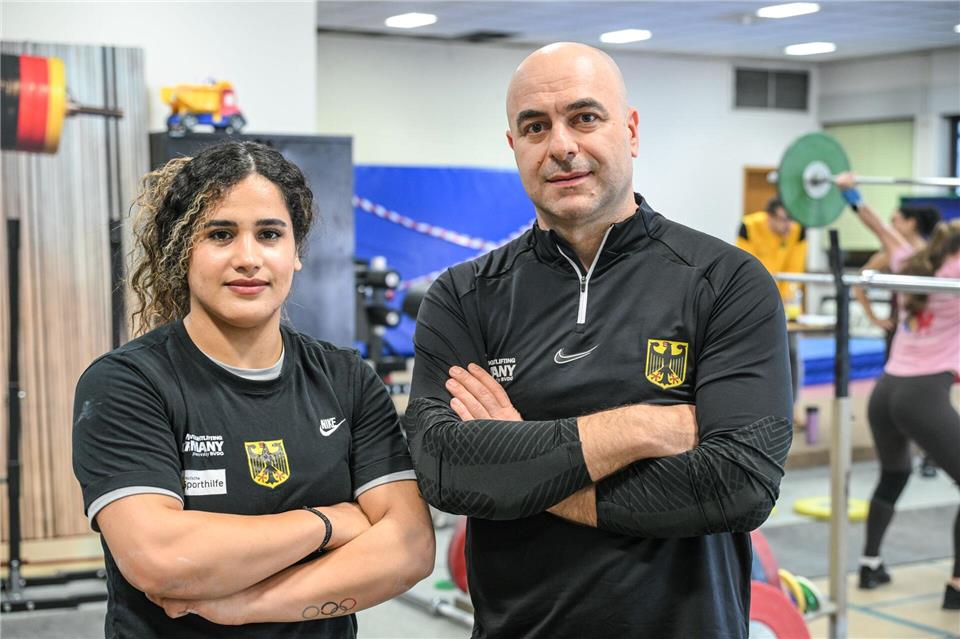 Bundestrainer Almir Velagic (r) betreut Yekta Jamali. (Archivbild)Jason Tschepljakow/dpa