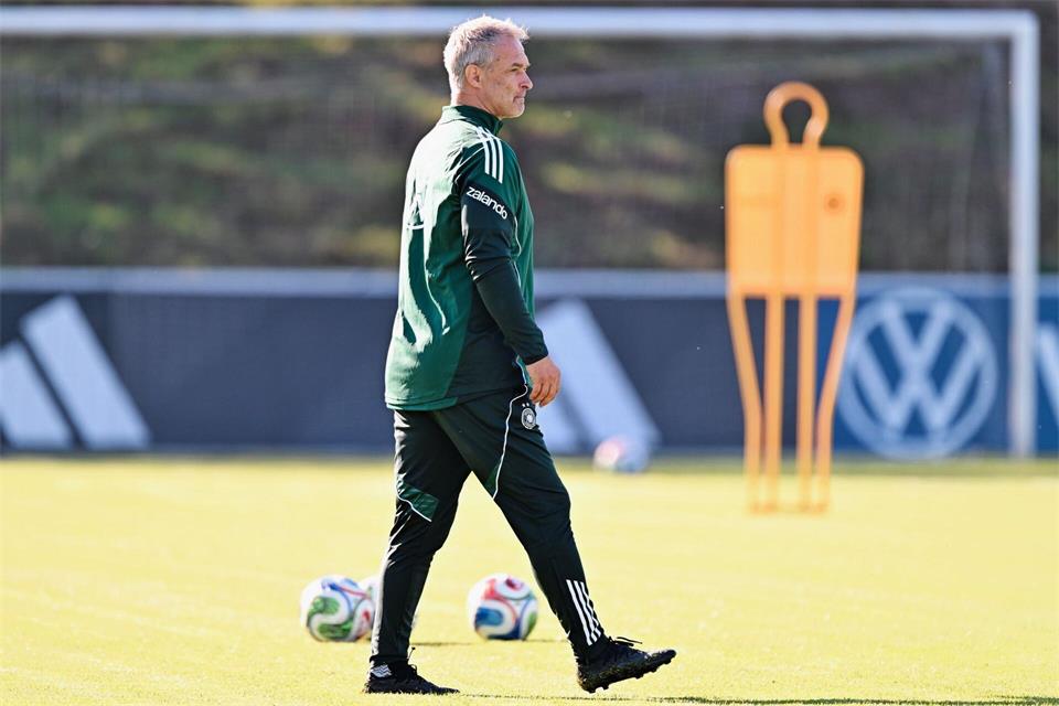 Bundestrainer Christian Wück hat mit den DFB-Frauen wichtige Spieler vor sich. (Archivbild) Uwe Anspach/dpa