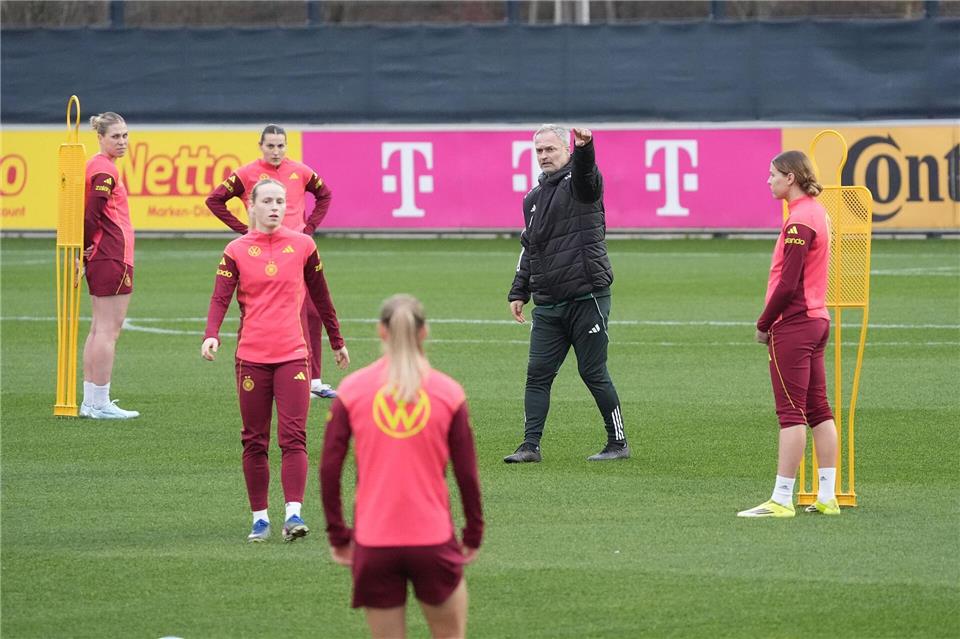 Bundestrainer Christian Wück (im Hintergrund) hat viel Zeit für die DFB-Auswahl. (Archivbild) Marc Schüler/dpa
